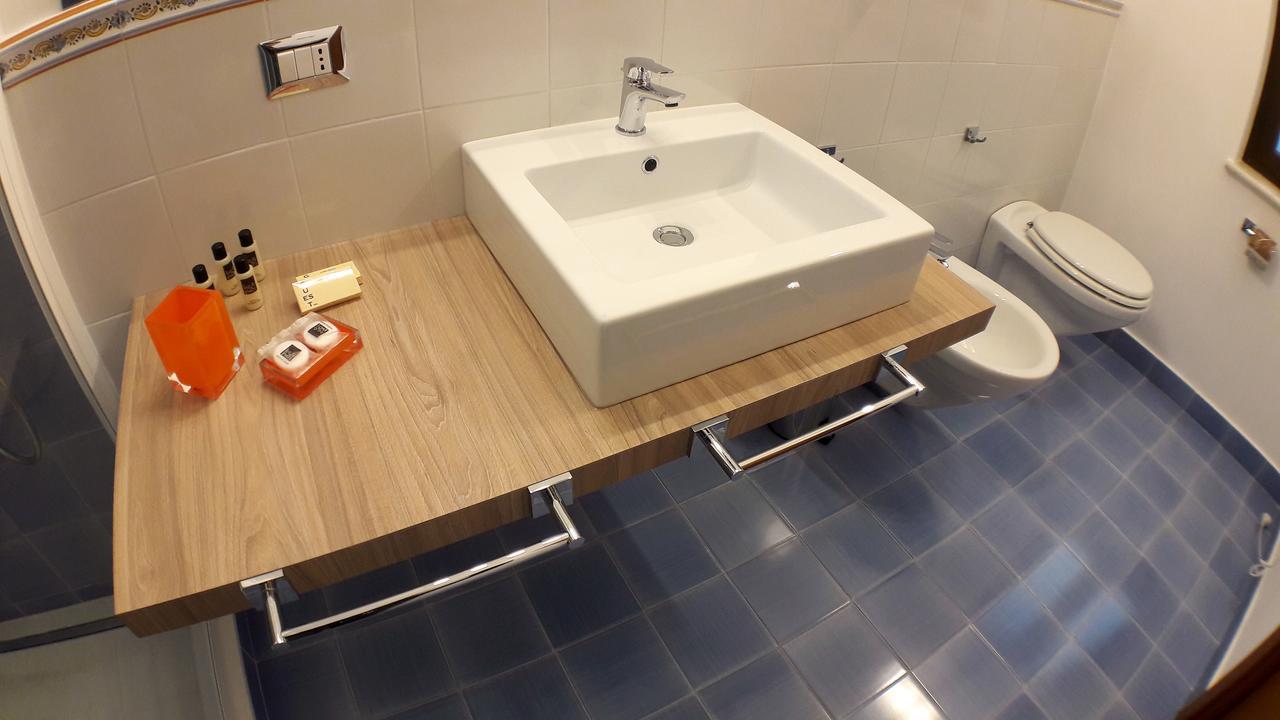 La Cattedrale Dai Tetti Bed & Breakfast Trani Bagian luar foto