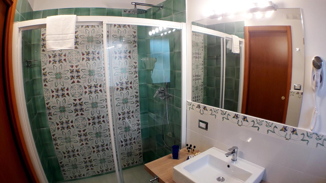 La Cattedrale Dai Tetti Bed & Breakfast Trani Bagian luar foto